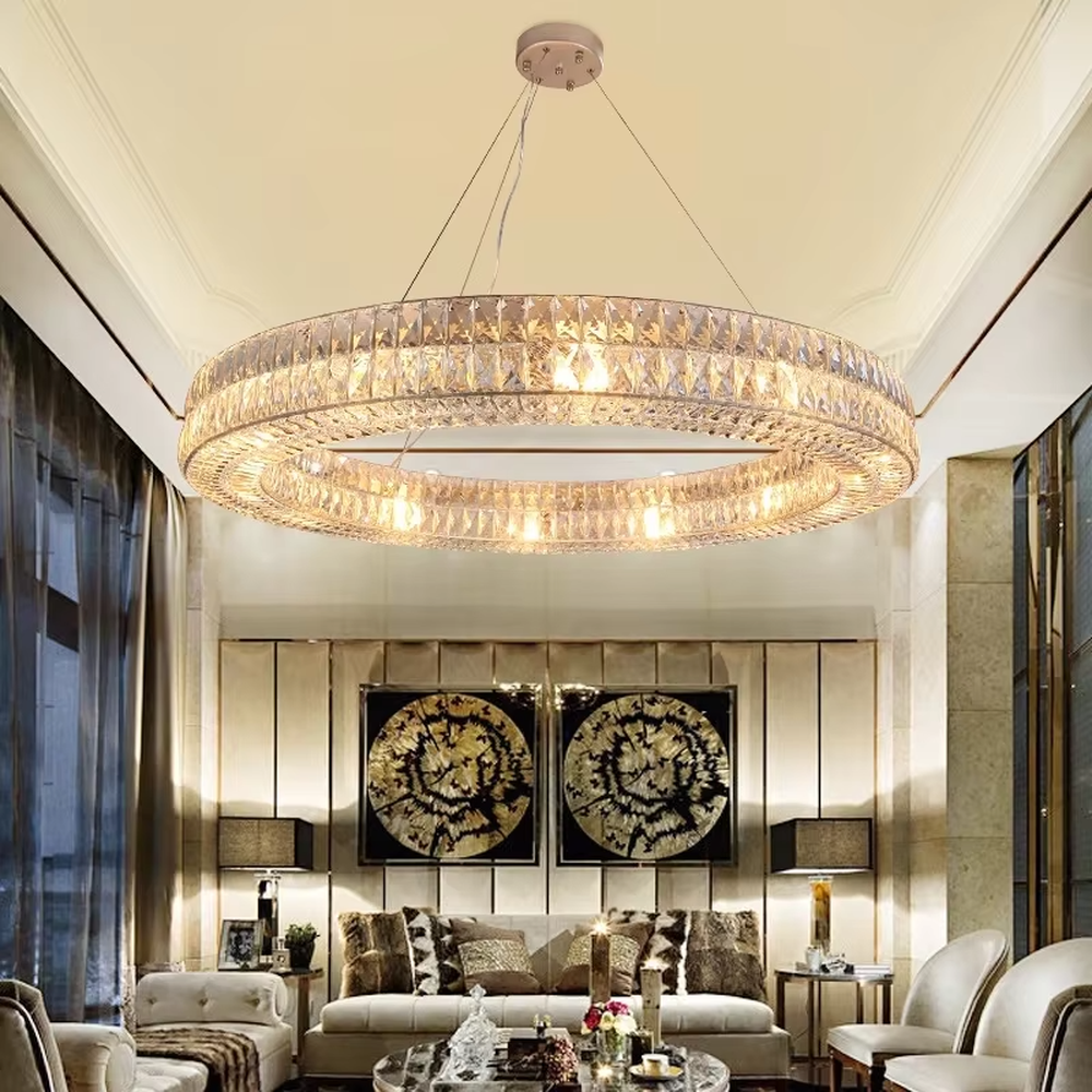 This modern light luxury linear crystal chandelier features a gold metal frame, inlaid with two layers of cut crystal blocks to form a square shape. When lit, light refracts through the crystals to emit a brilliant and luxurious glow, combining an exquisite texture with an ambient atmosphere. Ideal for dining rooms, bars, light luxury apartments, and other spaces, it adds an exquisite and sophisticated touch to modern minimalist or light luxury home environments.
