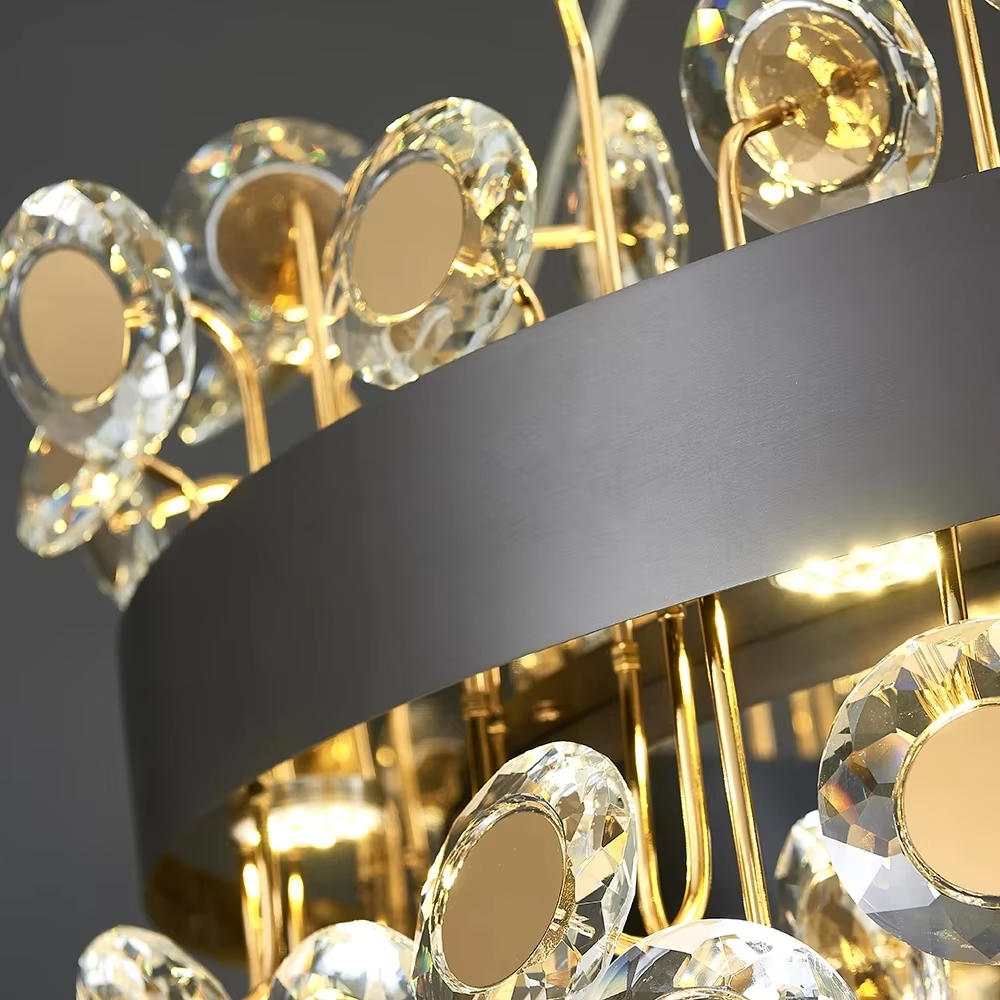 This modern light luxury rectangular crystal chandelier features a gold metal frame inlaid with multiple layers of circular-cut crystals and gold reflective discs. The staggered crystals create a brilliant and luxurious light effect when illuminated, combining decorative appeal with an ambient atmosphere. Ideal for dining rooms, bars, and above dining tables in light luxury apartments, it adds an elegant and exquisite touch to modern light luxury or European-style luxury spaces.

