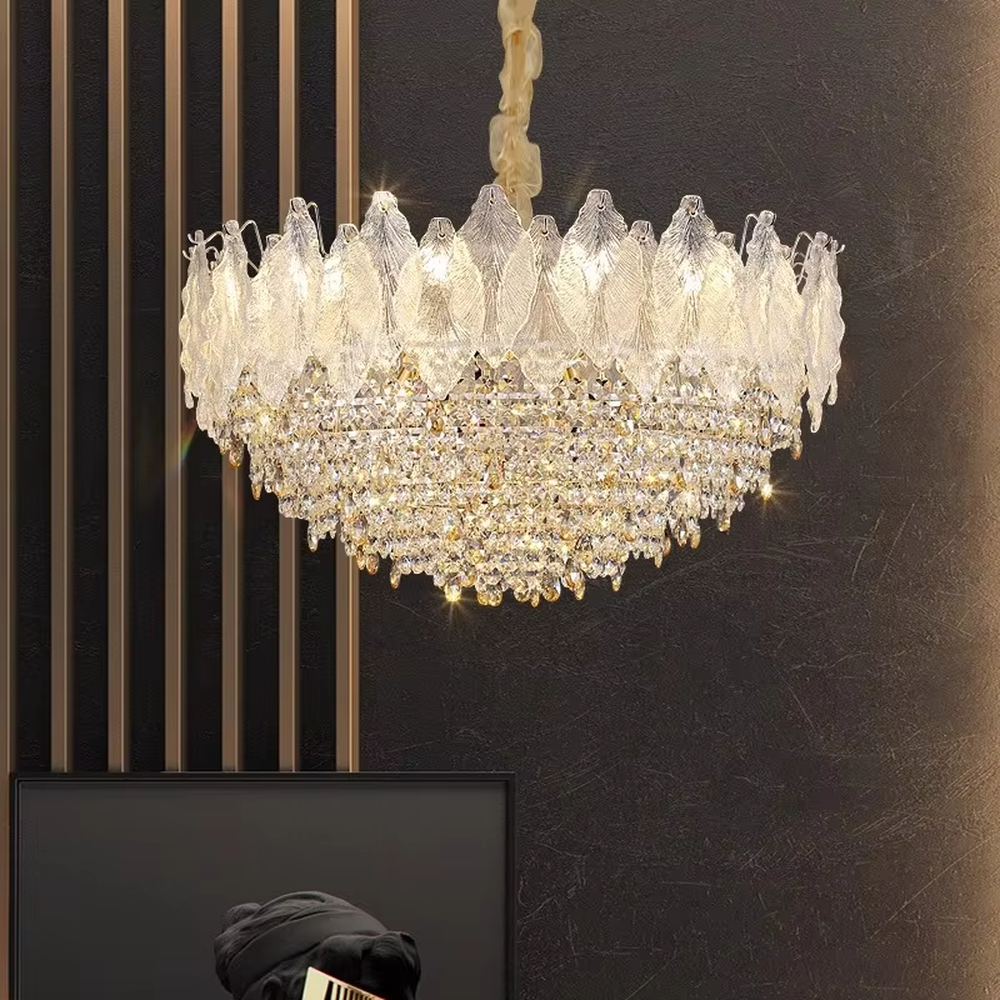 This modern light luxury linear crystal chandelier features a wavy upper lampshade made of transparent textured crystal slices, with dense crystal tassels hanging below, suspended by braided cords. When lit, light refracts through the crystal to emit a brilliant and soft glow, combining an ethereal texture with an ambient atmosphere. Ideal for dining rooms, bars, light luxury apartments, and other spaces, it adds a dreamy and exquisite touch to modern minimalist or French light luxury home environments.
