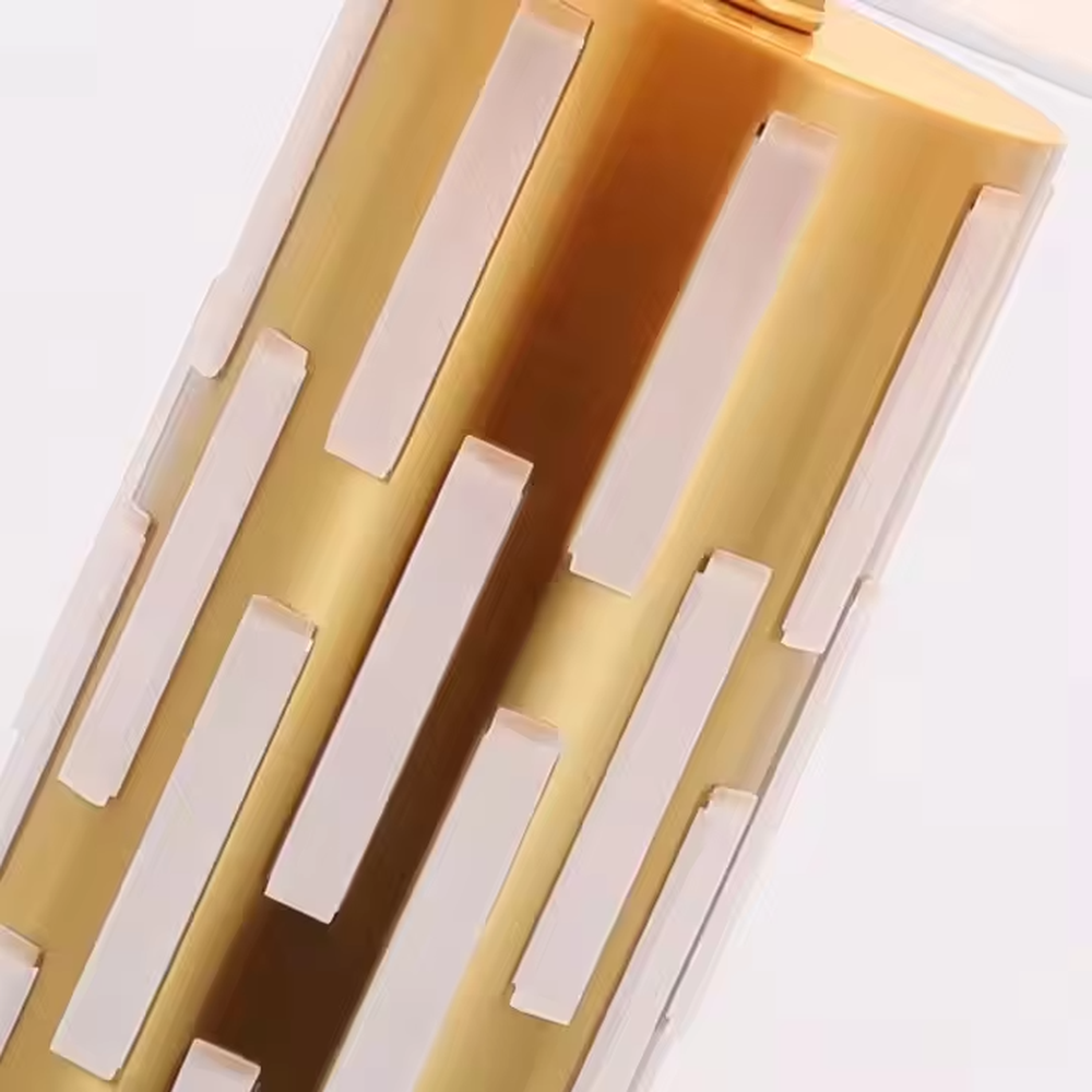 This is a modern minimalist table lamp with a golden base decorated with white vertical strips and a white fabric lampshade, featuring a simple and elegant design. It is used for local desktop lighting and decoration, combining practicality and aesthetics. It is suitable for modern home bedroom bedside tables, living room side tables, high-end hotel guest rooms, luxury apartment living spaces and other places.