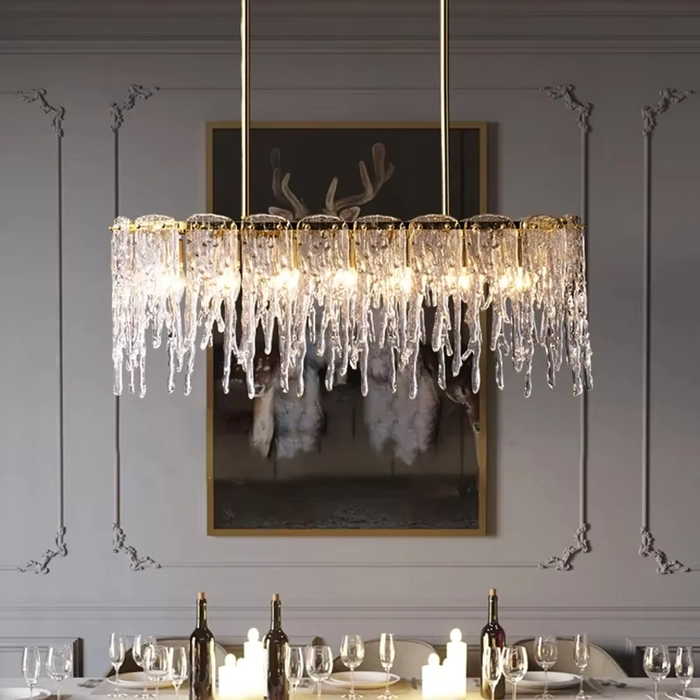 This modern light luxury linear icicle chandelier features a gold metal frame, with icicle-shaped transparent glass strips hanging down to form a layered shape. When lit, light refracts through the glass to emit a brilliant and soft glow, combining a dynamic texture with an ambient atmosphere. Ideal for dining rooms, bars, light luxury apartments, and other spaces, it adds an exquisite and sophisticated touch to modern minimalist or light luxury home environments.