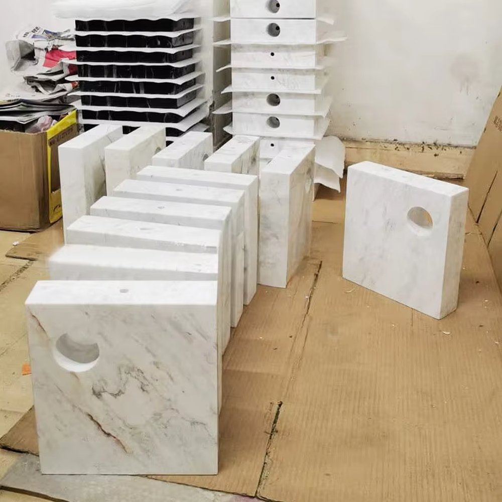 This is a light luxury elegant marble-based fabric table lamp, with a white marble base with golden ring decoration, paired with a beige fabric square lampshade and golden metal connectors. It features a minimalist light luxury design, with warm and soft lighting. It is used for local desktop lighting and decoration, creating a light luxury elegant atmosphere. Suitable for light luxury-style bedroom bedside tables, modern minimalist studies, high-end hotel guest rooms and other places.