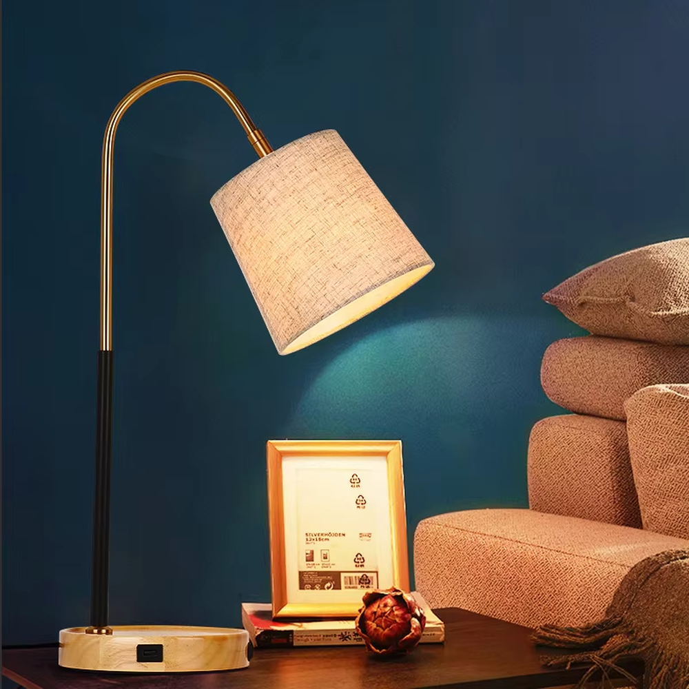Light luxury natural-style golden curved lamp pole wooden base table lamp, linen fabric lampshade + black-gold decorative section, soft and warm lighting, creating a comfortable elegant atmosphere.