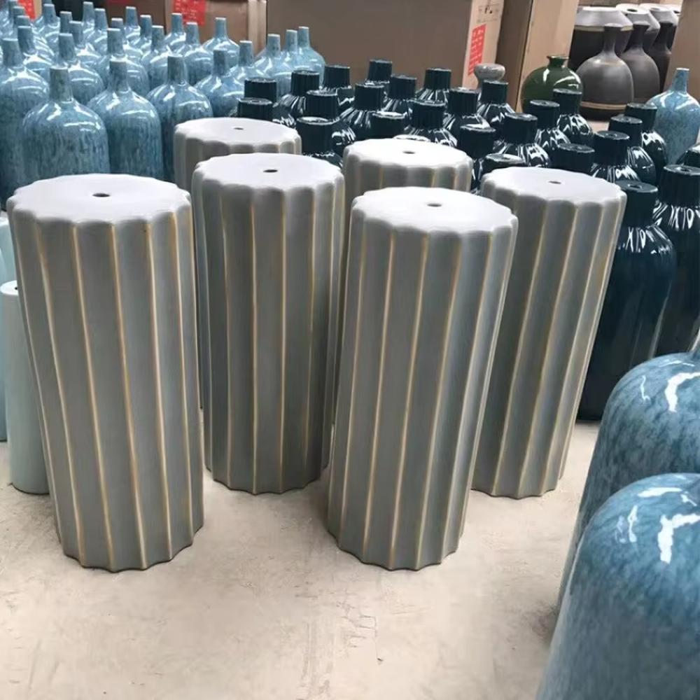 This is a luxury artistic agate-textured table lamp, with a golden metal frame inlaid with blue agate texture decoration and a white square fabric lampshade, featuring a minimalist and grand design with both artistic sense and luxury texture. It is used for local desktop lighting and decoration, creating a luxury artistic atmosphere. It is suitable for luxury-style home bedroom bedside tables, high-end hotel guest rooms, art exhibition hall display tables and other places.