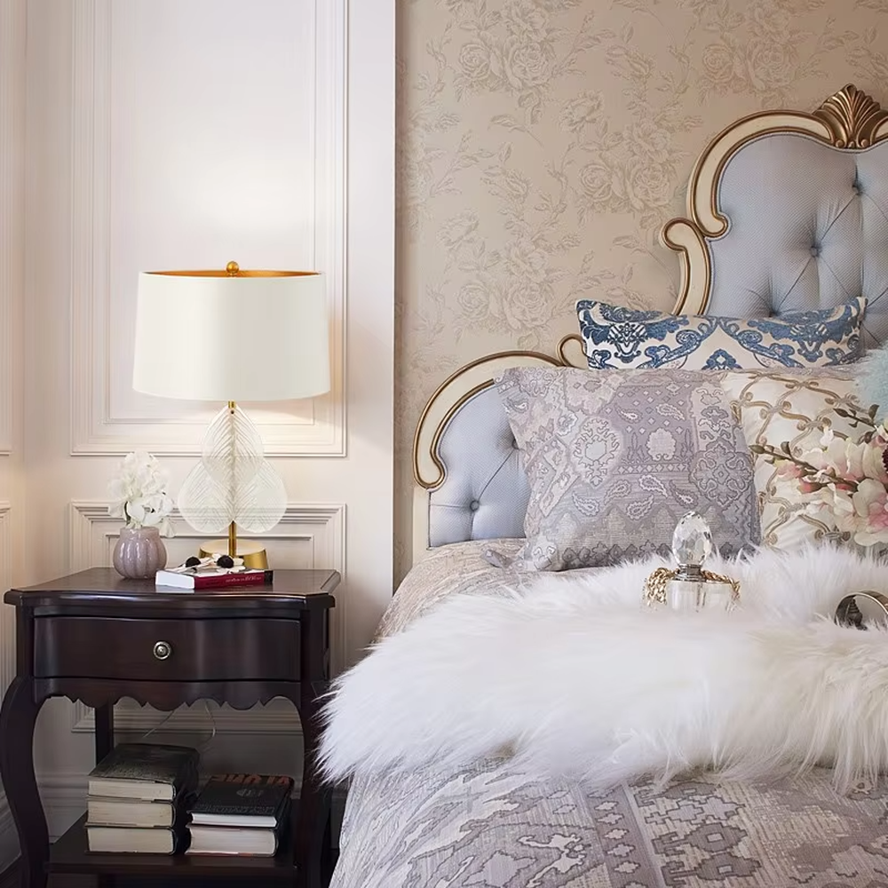 This is a light luxury artistic-style gold and white leaf-decorated table lamp, with a golden metal lampshade and base, paired with transparent leaf-shaped decorations (with texture). It features an exquisite light luxury design, with warm and soft lighting. It is used for local desktop lighting and decoration, creating a light luxury artistic atmosphere. Suitable for light luxury-style bedroom bedside tables, modern minimalist living room side tables, high-end home studies and other places.