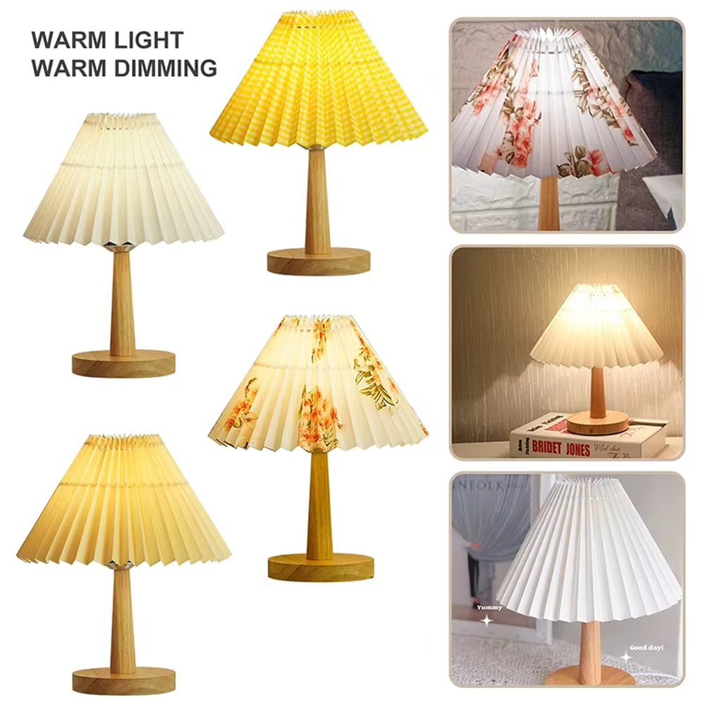 Pastoral fresh-style wooden floral pleated table lamp, wooden lamp pole + base paired with floral-patterned pleated fabric lampshade, soft and warm lighting, creating a natural elegant atmosphere.