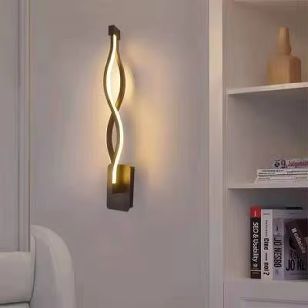 This is a modern minimalist spiral-shaped wall lamp, designed with a metal frame and warm light strip, featuring a flexible and linear shape, and showing a stylish and elegant look under warm light. It is used to decorate the wall and provide local lighting, with both aesthetics and practicality. It is suitable for modern home bedrooms, living room feature walls, hotel guest room bedside walls, high-end apartment corridors and other places.