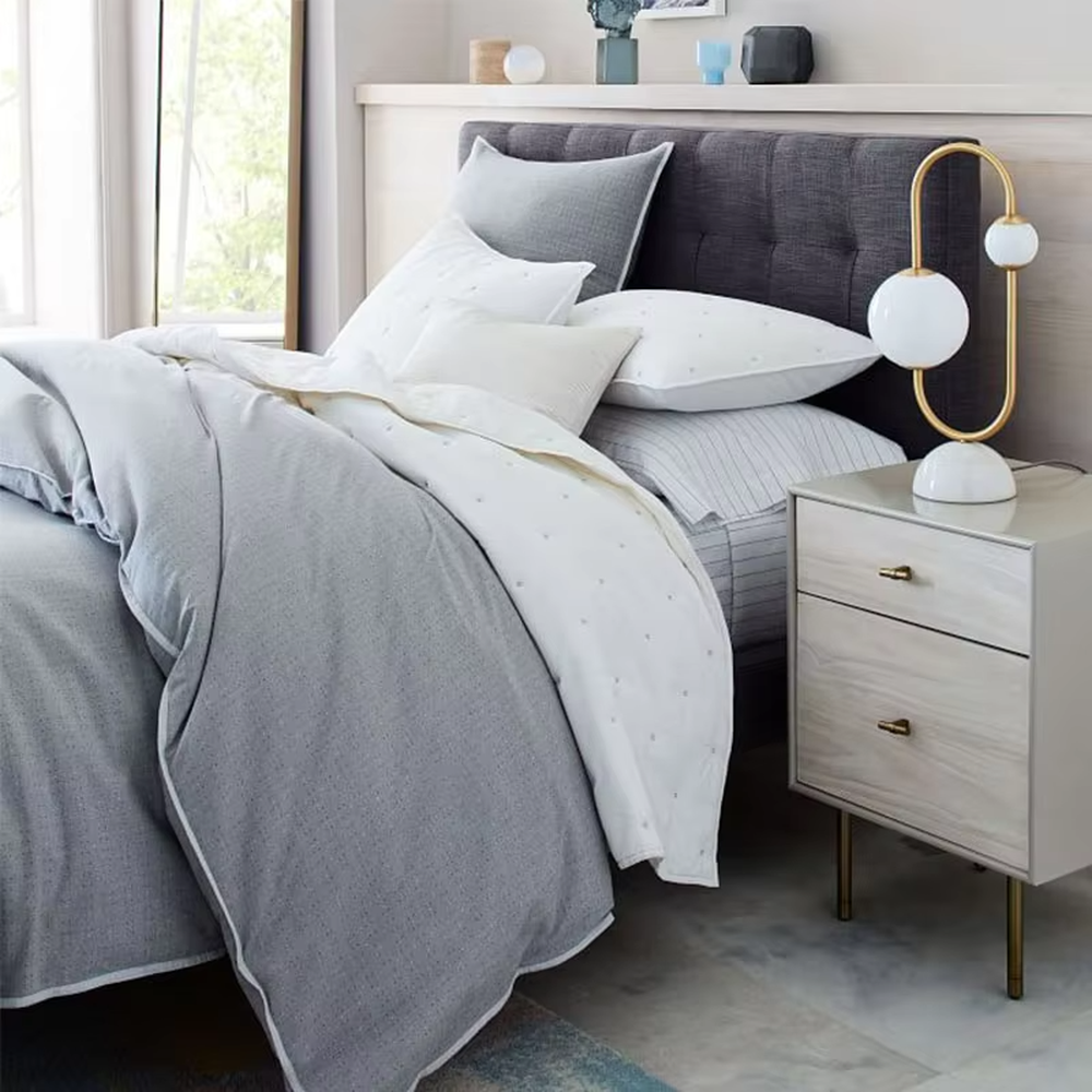 Modern light luxury U-shaped gold frame double-ball table lamp, white glass lampshades + white hemispherical base, soft lighting, creating a minimalist high-end atmosphere.