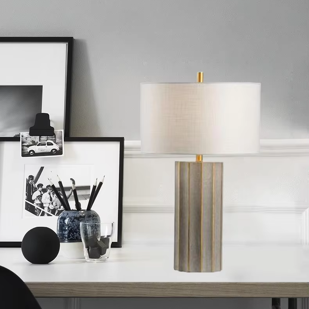 This is a luxury artistic agate-textured table lamp, with a golden metal frame inlaid with blue agate texture decoration and a white square fabric lampshade, featuring a minimalist and grand design with both artistic sense and luxury texture. It is used for local desktop lighting and decoration, creating a luxury artistic atmosphere. It is suitable for luxury-style home bedroom bedside tables, high-end hotel guest rooms, art exhibition hall display tables and other places.