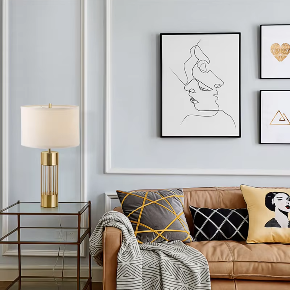 Light luxury gold grid cylinder table lamp (gold grid base + fabric lampshade), warm light effect, creating a high-end minimalist home atmosphere.