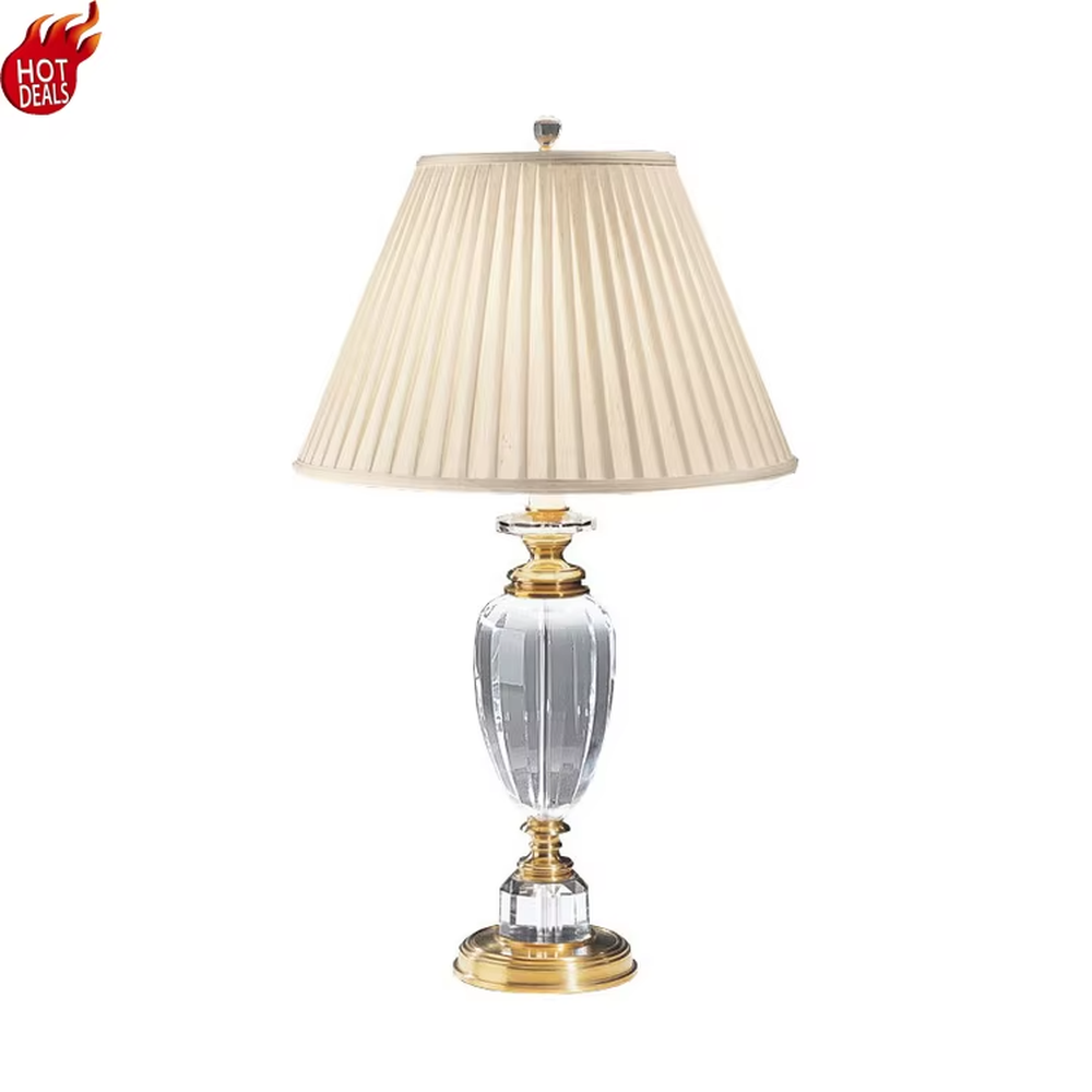Light luxury crystal table lamp, with a transparent cut crystal column base, gold metal details and a beige pleated fabric lampshade for soft and eye-protective lighting, designed to enhance the elegant atmosphere of spaces, suitable for bedroom nightstands, living room side tables, hotel guest rooms, etc.