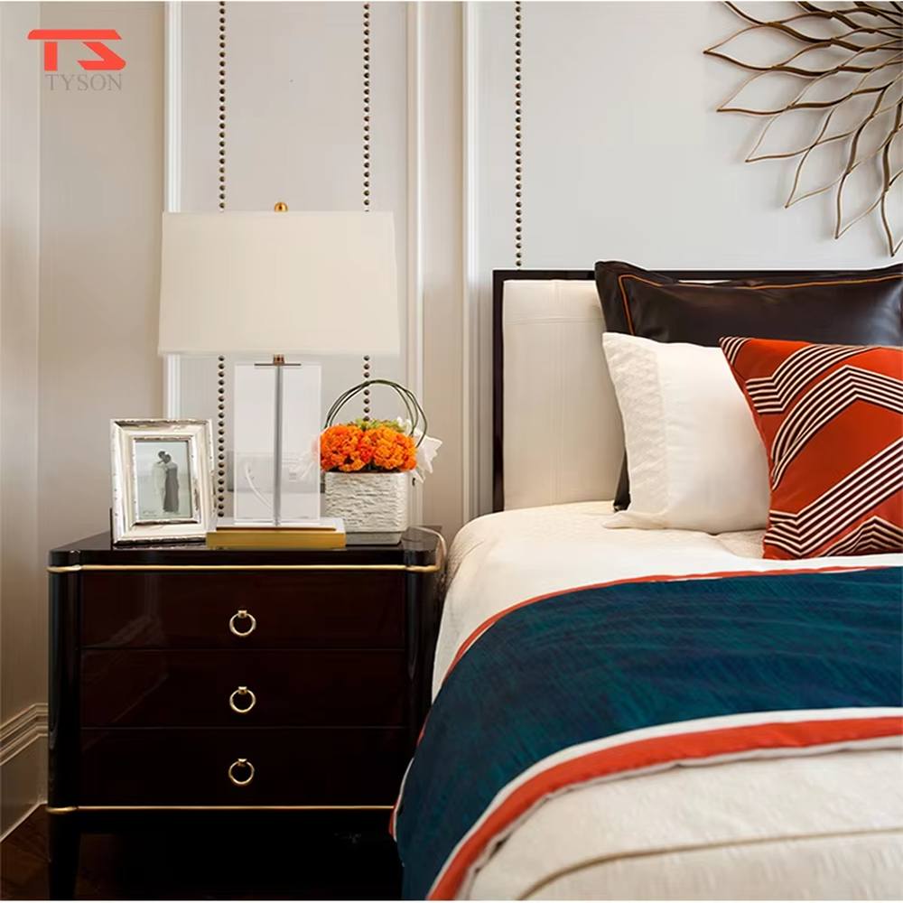 This modern light luxury table lamp features an off-white fabric lampshade (trimmed with a thin gold edge), paired with a transparent crystal square column lamp pole and a gold metal base. The overall style is simple and elegant, with soft eye-protective light, serving both lighting and decorative purposes, suitable for modern light luxury style spaces such as bedrooms, living rooms, and hotel guest rooms.