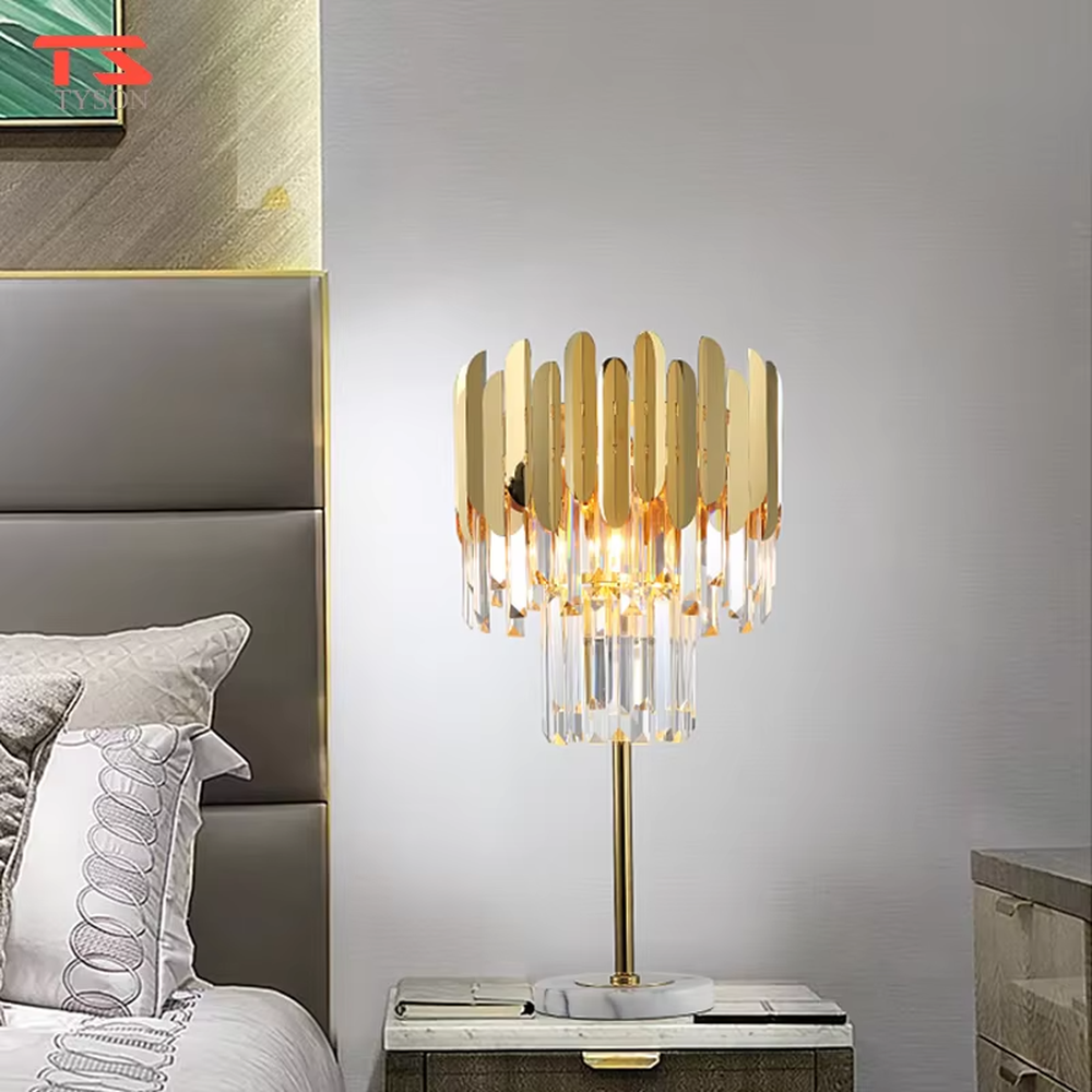 Light luxury crystal metal table lamp, with gold metal sheets and multi-layer crystal pendants, featuring brilliant and gorgeous light refraction, designed to enhance the luxurious atmosphere of spaces, suitable for high-end scenarios such as bedroom nightstands, living room entrances, and hotel guest rooms