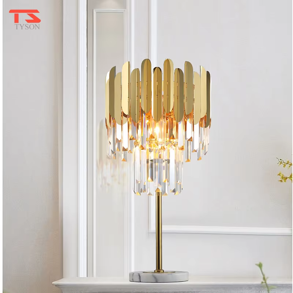 Light luxury crystal metal table lamp, with gold metal sheets and multi-layer crystal pendants, featuring brilliant and gorgeous light refraction, designed to enhance the luxurious atmosphere of spaces, suitable for high-end scenarios such as bedroom nightstands, living room entrances, and hotel guest rooms