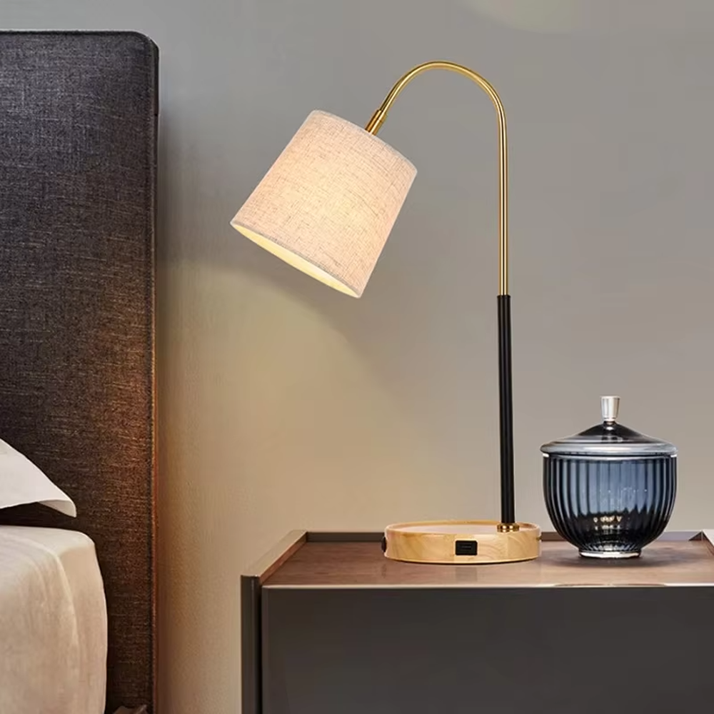 Light luxury wood-base curved arm table lamp (log base + black-gold curved arm + linen lampshade), warm light effect, creating a warm and high-end home atmosphere.