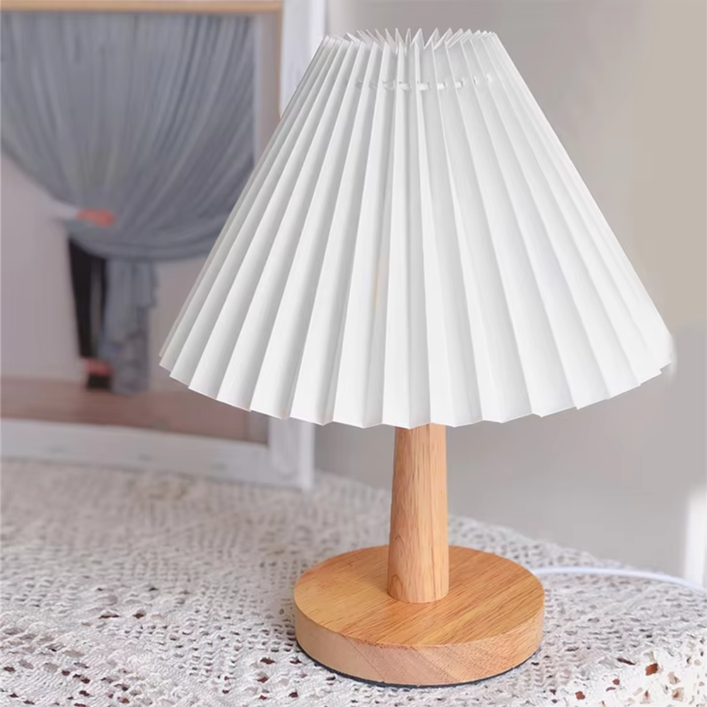 Vintage floral origami table lamp (wooden base + printed origami lampshade), warm light effect, creating a warm and vintage home atmosphere.