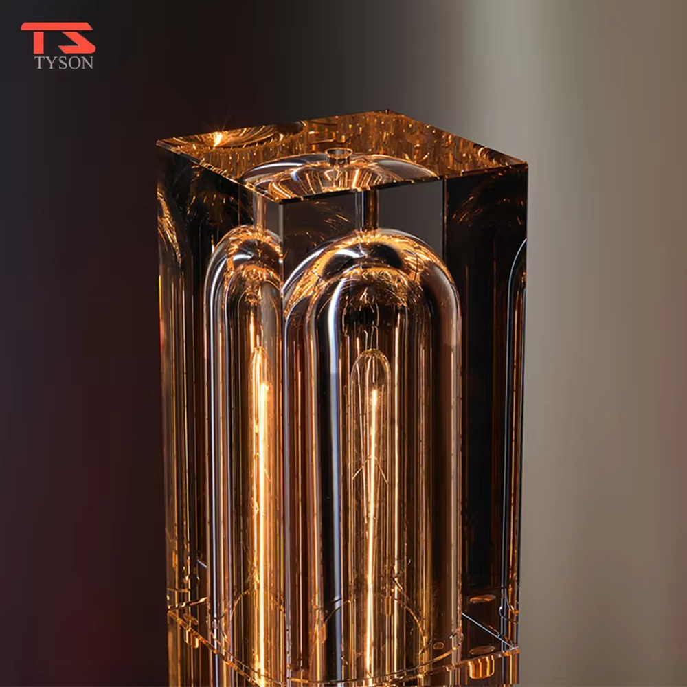 Modern light luxury cut crystal column table lamp, with a transparent multi-faceted cut crystal lamp body paired with a gold metal base, emitting soft and transparent light, combining decorativeness and practicality, suitable for lighting and decoration in spaces such as bedroom nightstands, living room side tables, and hotel guest rooms.