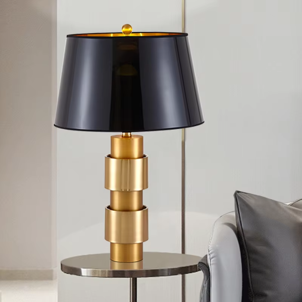 Light luxury golden hollow pattern table lamp (white fabric shade), warm light effect, creating an exquisite retro space atmosphere.