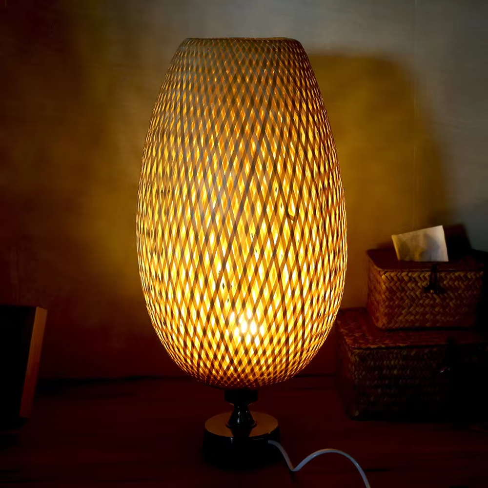 Japanese wabi-sabi style bamboo woven table lamp, hand-woven mesh lampshade paired with solid wood base, available in egg/water drop shapes, soft and warm light, designed to enhance the natural healing atmosphere of spaces, suitable for bedroom nightstands, homestay guest rooms, tea rooms, zen spaces, etc.