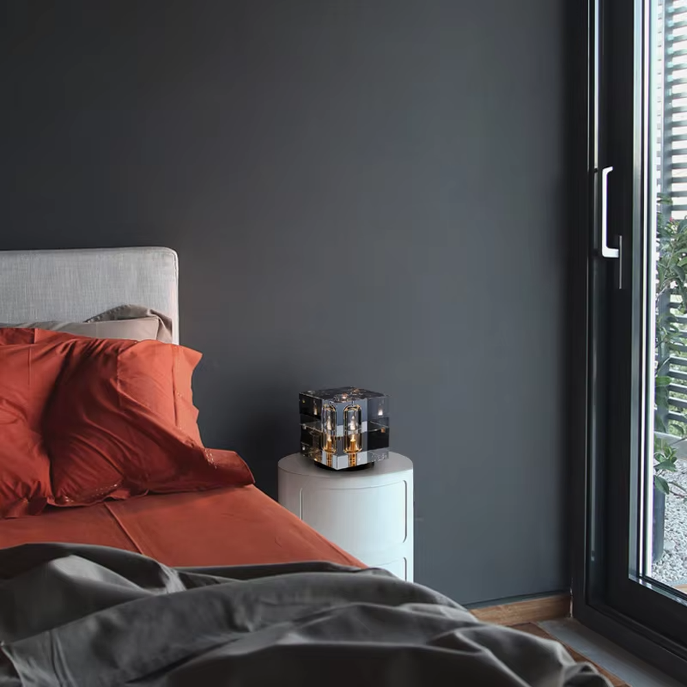 Modern crystal cube table lamp (transparent crystal + gold tube lamp), warm light effect, creating a high-end artistic home atmosphere.