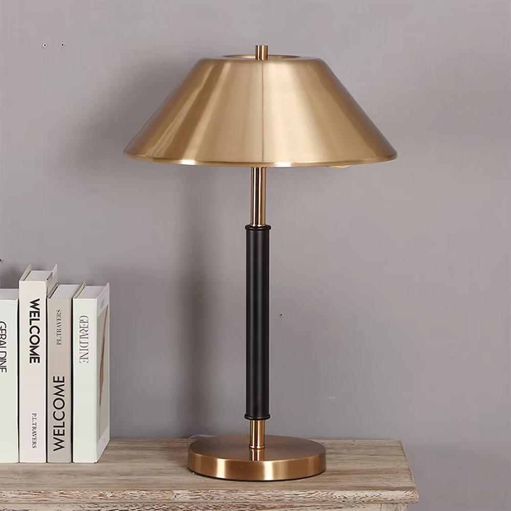 Light luxury gold-brown leather table lamp (gold metal lampshade + dark brown leather lamp post + metal base), warm light effect, creating a retro and high-end office and home atmosphere.