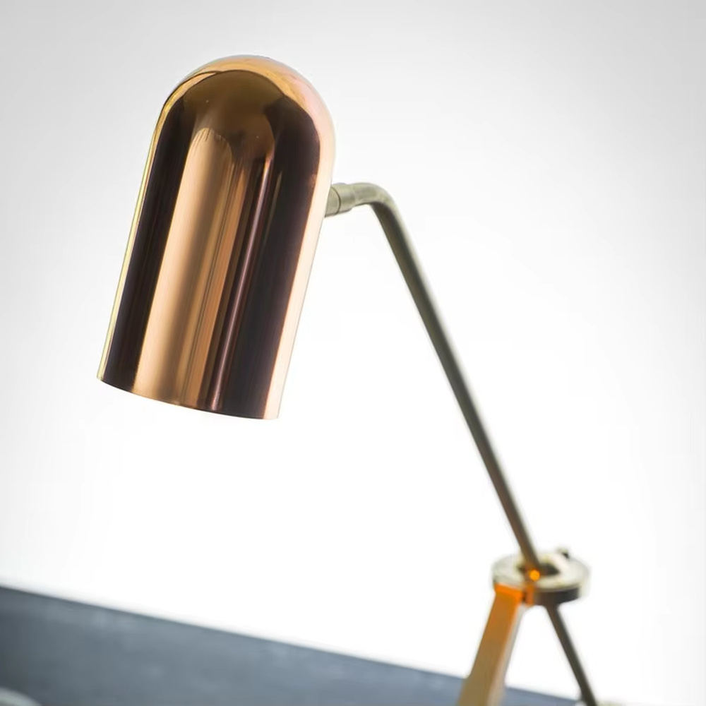 Modern minimalist golden adjustable table lamp (metal pole + cylindrical lampshade), warm light effect, creating a high-end practical office/home space atmosphere.