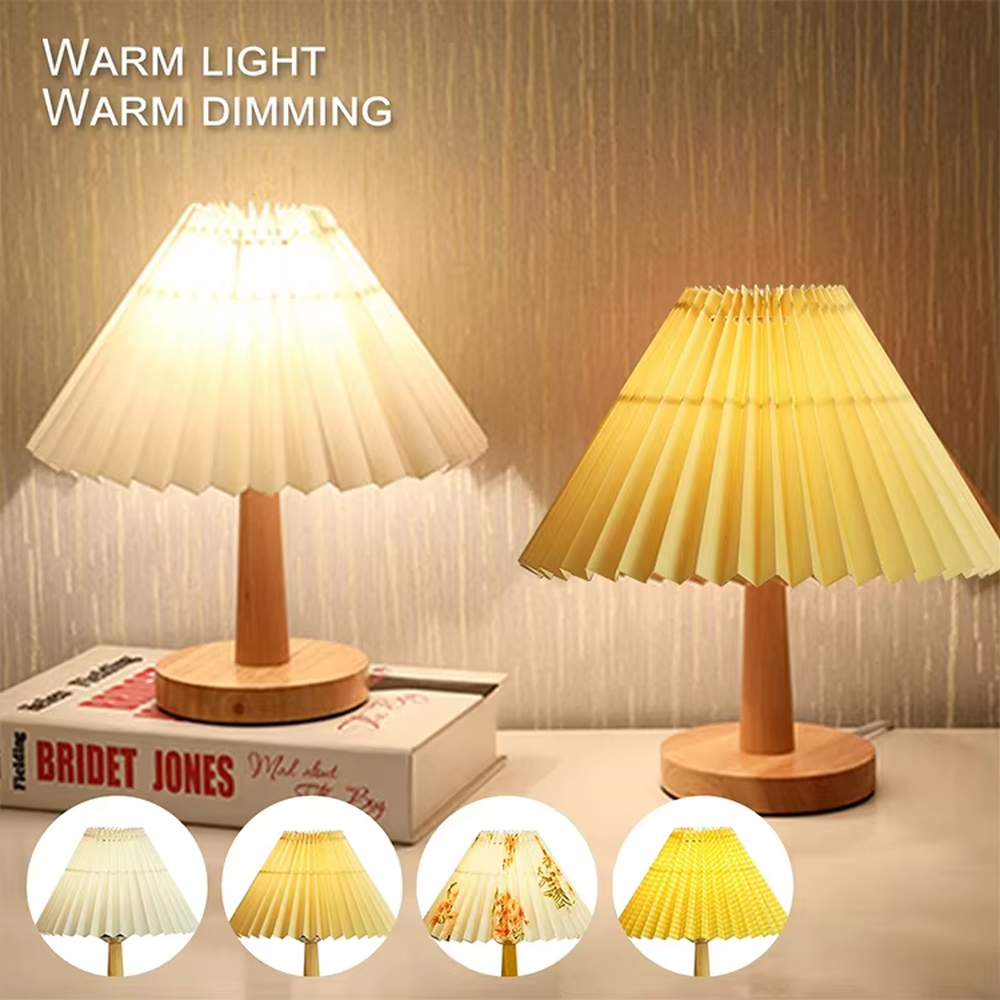 Vintage floral origami table lamp (wooden base + printed origami lampshade), warm light effect, creating a warm and vintage home atmosphere.