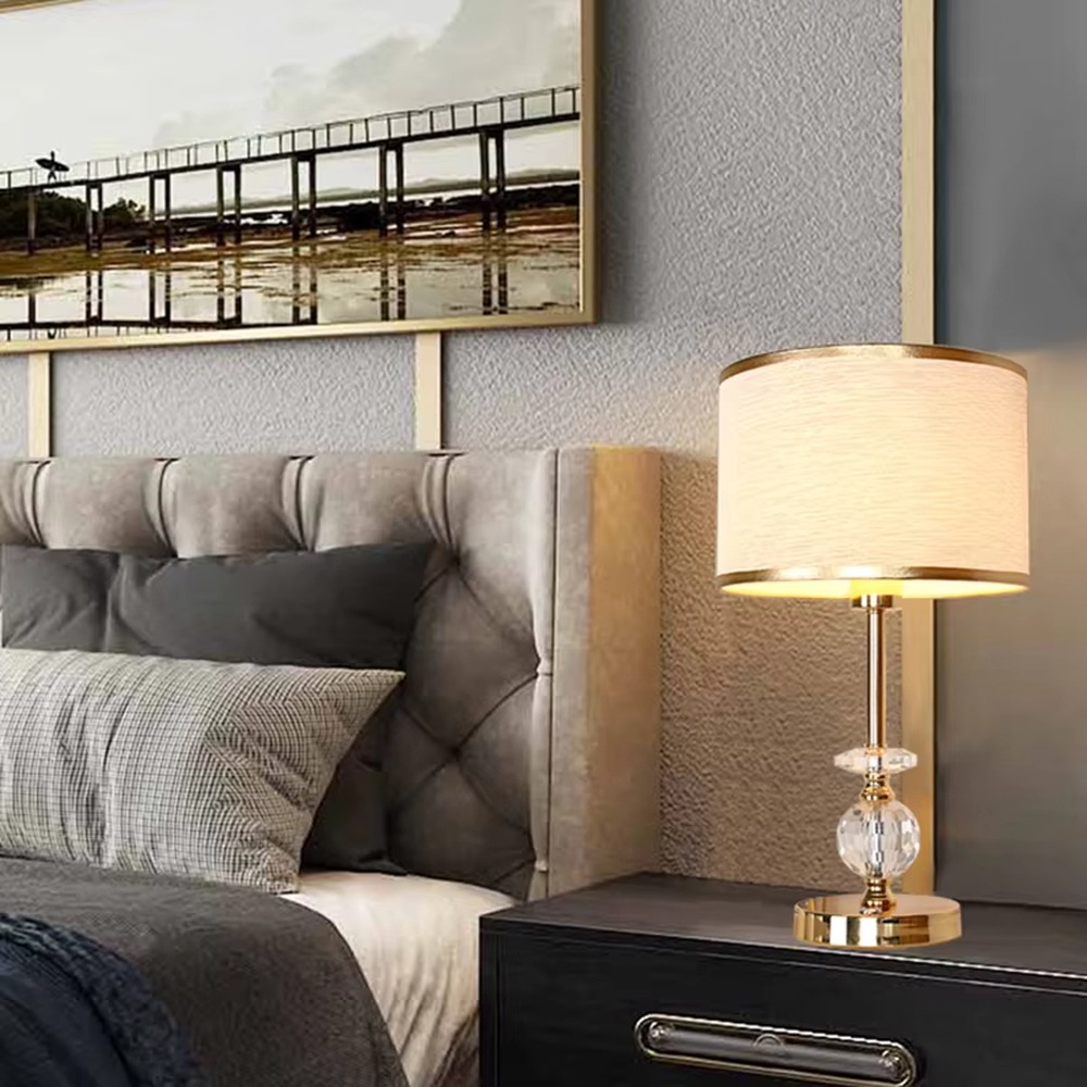 Modern light luxury gold-trimmed white shade golden pole cut crystal decorative table lamp, warm light effect, creating an exquisite and elegant atmosphere.