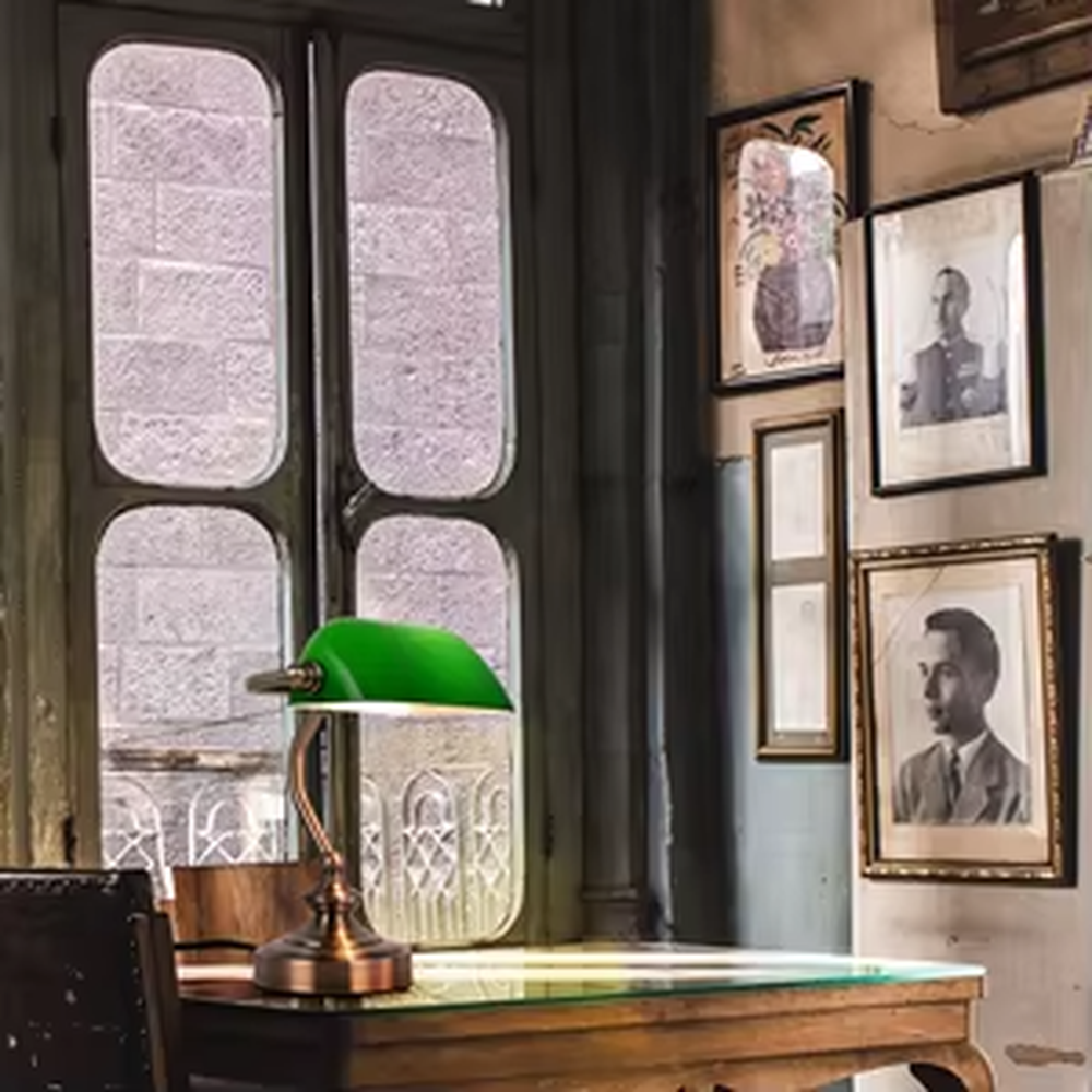 Vintage industrial-style semi-circular green shade brass adjustable table lamp, bright green shade + brass stand + warm light effect, suitable for vintage spaces to create nostalgic atmosphere.