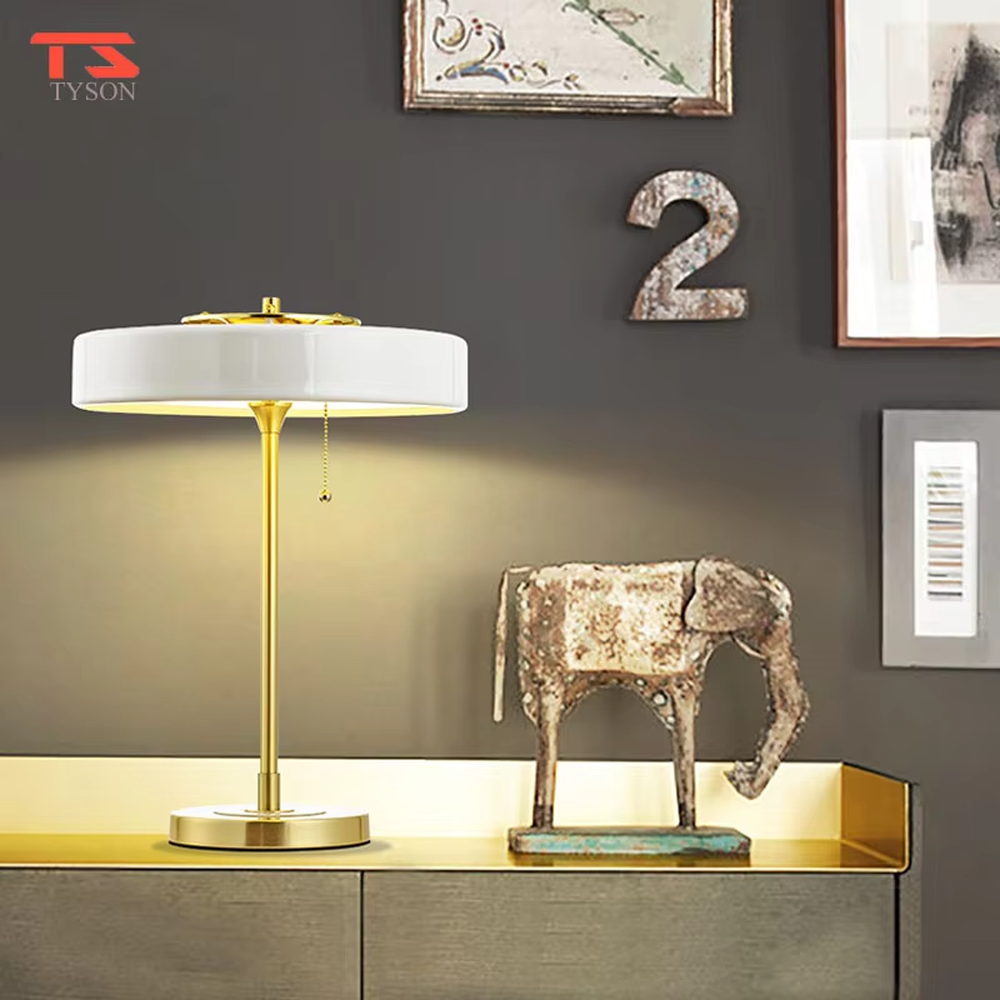 Modern light luxury black-gold round shade metal pole table lamp, warm light effect, creating an exquisite minimalist home atmosphere.