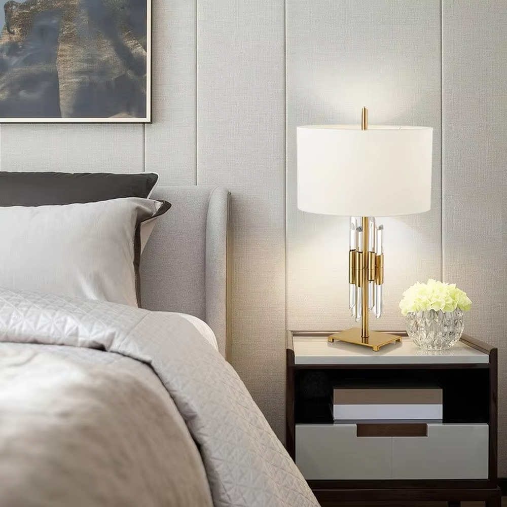 Modern Light Luxury Crystal Strip Table Lamp, Beige Cylindrical Fabric Lampshade, Gold Metal Frame with Transparent Crystal Strip Lamp Body, Serves Both Lighting and Decorative Purposes, Ideal for Bedrooms, Living Rooms, Studies, Hotel Guest Rooms, etc.
