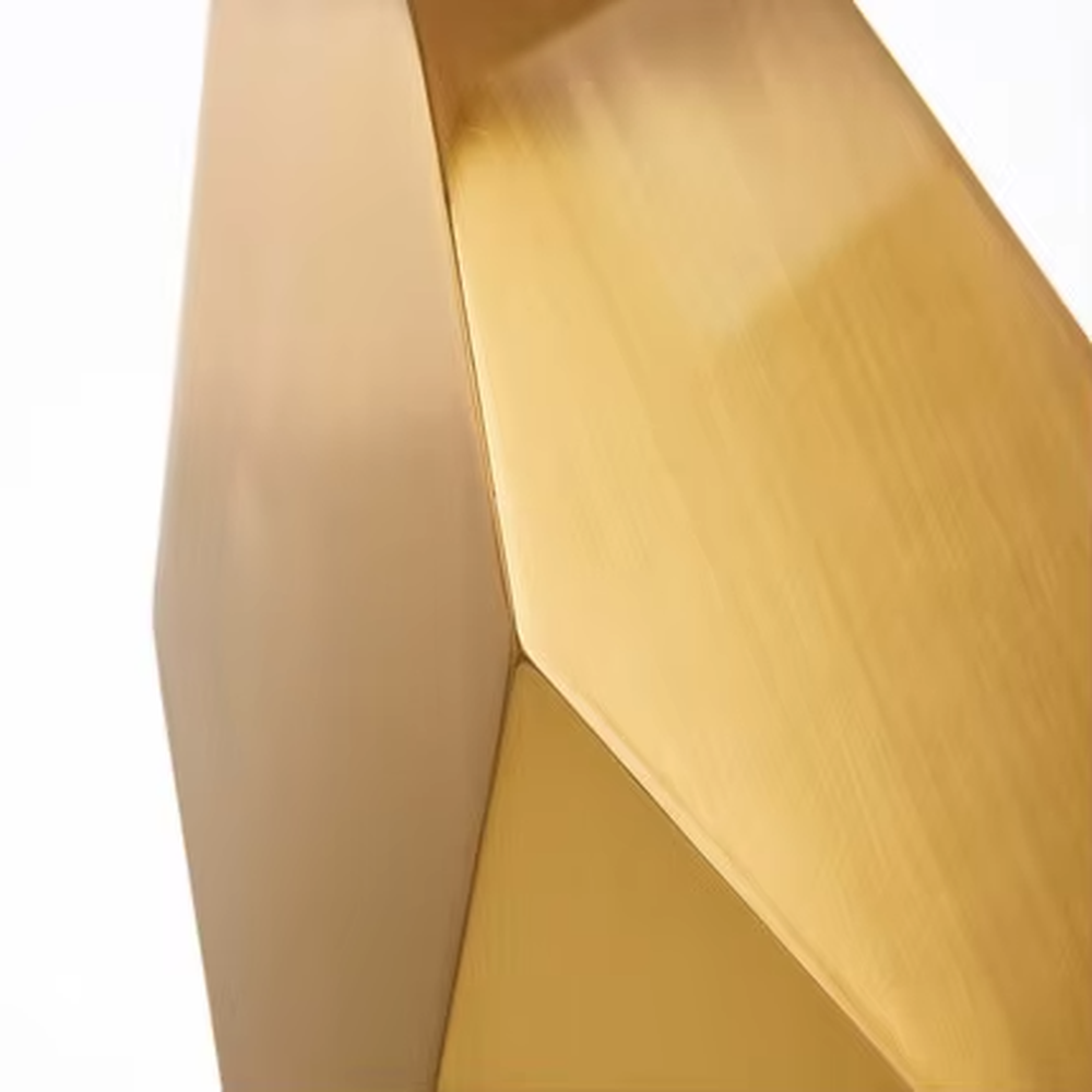 Modern light luxury style geometric cut metal table lamp, featuring a gold rhombus lamp body paired with an off-white fabric lampshade (with a gold trim at the bottom), designed for both tabletop placement and hanging. It emits soft and warm light, combining decorativeness and practicality, suitable for lighting and decoration in spaces such as living room side tables, bedroom nightstands, and hotel guest rooms.