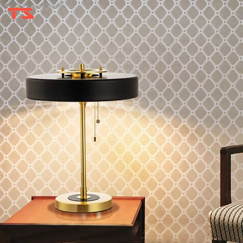 Modern light luxury black-gold round shade metal pole table lamp, warm light effect, creating an exquisite minimalist home atmosphere.