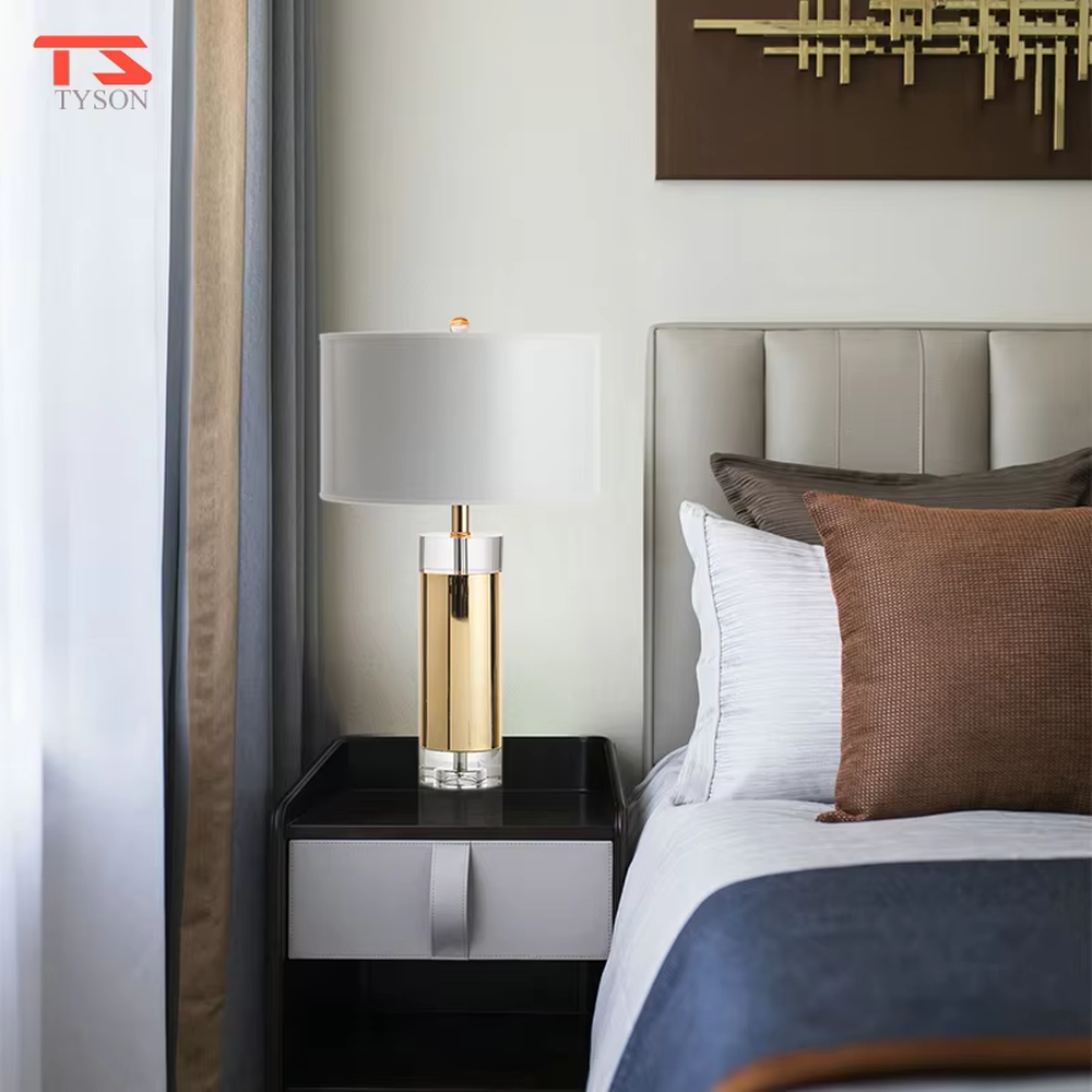 Modern Light Luxury Gold & Crystal Table Lamp, White Cylindrical Fabric Lampshade (Gold Interior), Gold Metal and Transparent Crystal Combined Lamp Body, Serves Both Lighting and Decorative Purposes, Ideal for Bedrooms, Living Rooms, Studies, Hotel Guest Rooms, etc.