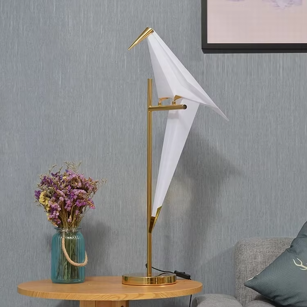 Light luxury art origami crane-shaped table lamp, golden metal stand + translucent origami crane lampshade + warm light effect, creating an elegant artistic home atmosphere.