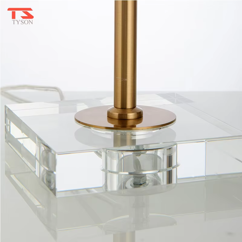 This is a light luxury agate decorative table lamp, with an off-white fabric lampshade paired with a gold metal lamp pole, inlaid with a natural blue agate slice in the middle, and a transparent crystal square base, featuring both decorative and lighting functions, ideal for high-end indoor scenarios such as bedroom nightstands and living room side tables.