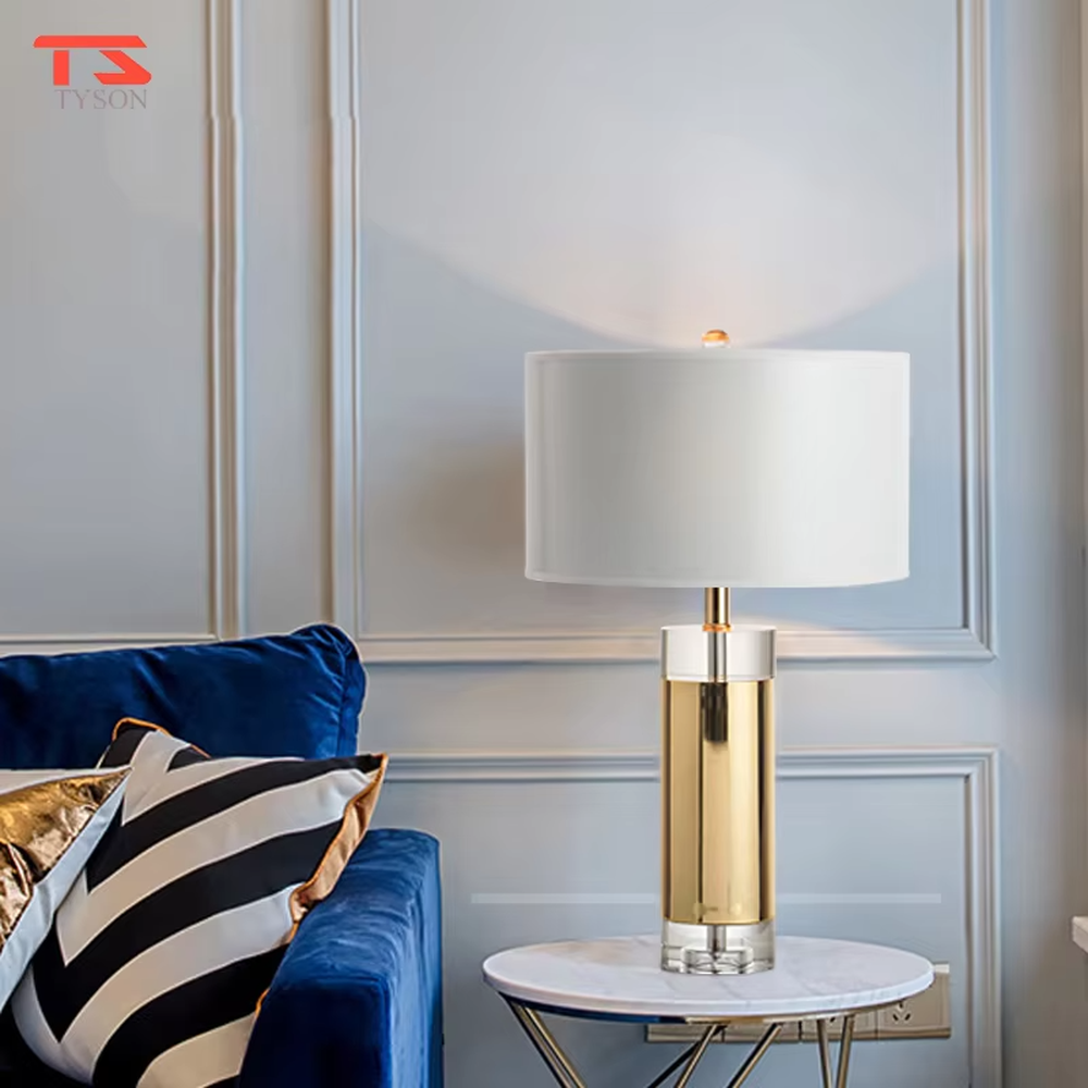Modern Light Luxury Gold & Crystal Table Lamp, White Cylindrical Fabric Lampshade (Gold Interior), Gold Metal and Transparent Crystal Combined Lamp Body, Serves Both Lighting and Decorative Purposes, Ideal for Bedrooms, Living Rooms, Studies, Hotel Guest Rooms, etc.