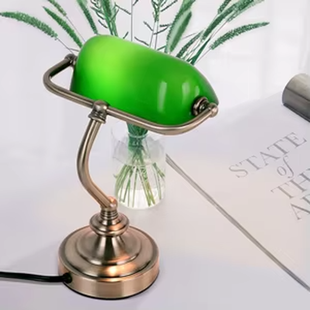 Vintage industrial-style semi-circular green shade brass adjustable table lamp, bright green shade + brass stand + warm light effect, suitable for vintage spaces to create nostalgic atmosphere.