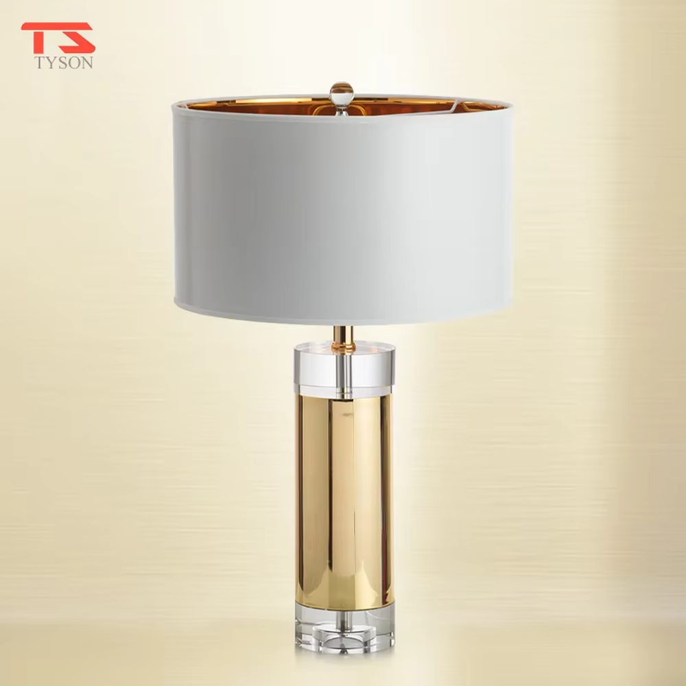 Modern Light Luxury Gold & Crystal Table Lamp, White Cylindrical Fabric Lampshade (Gold Interior), Gold Metal and Transparent Crystal Combined Lamp Body, Serves Both Lighting and Decorative Purposes, Ideal for Bedrooms, Living Rooms, Studies, Hotel Guest Rooms, etc.