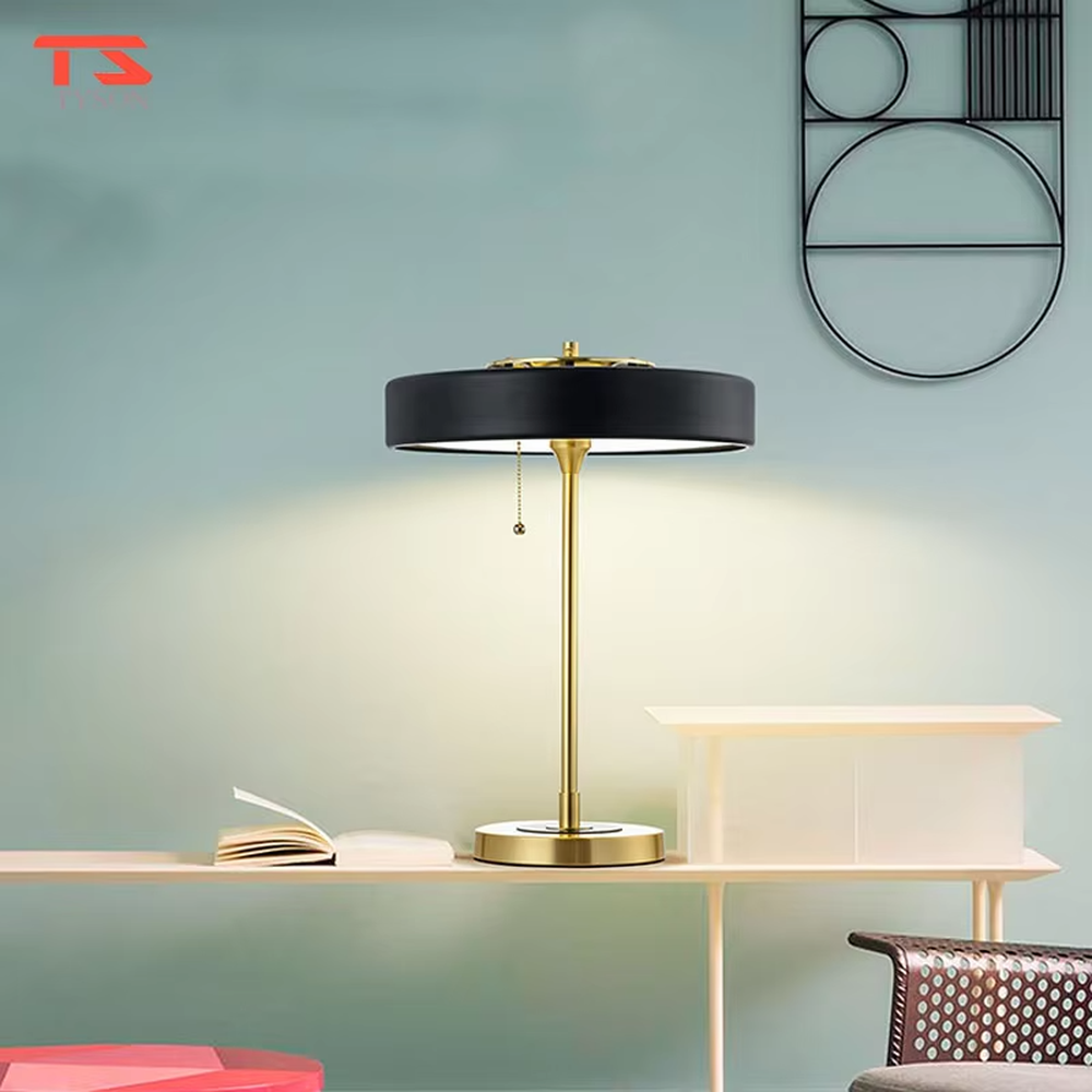 Modern light luxury black-gold round shade metal pole table lamp, warm light effect, creating an exquisite minimalist home atmosphere.