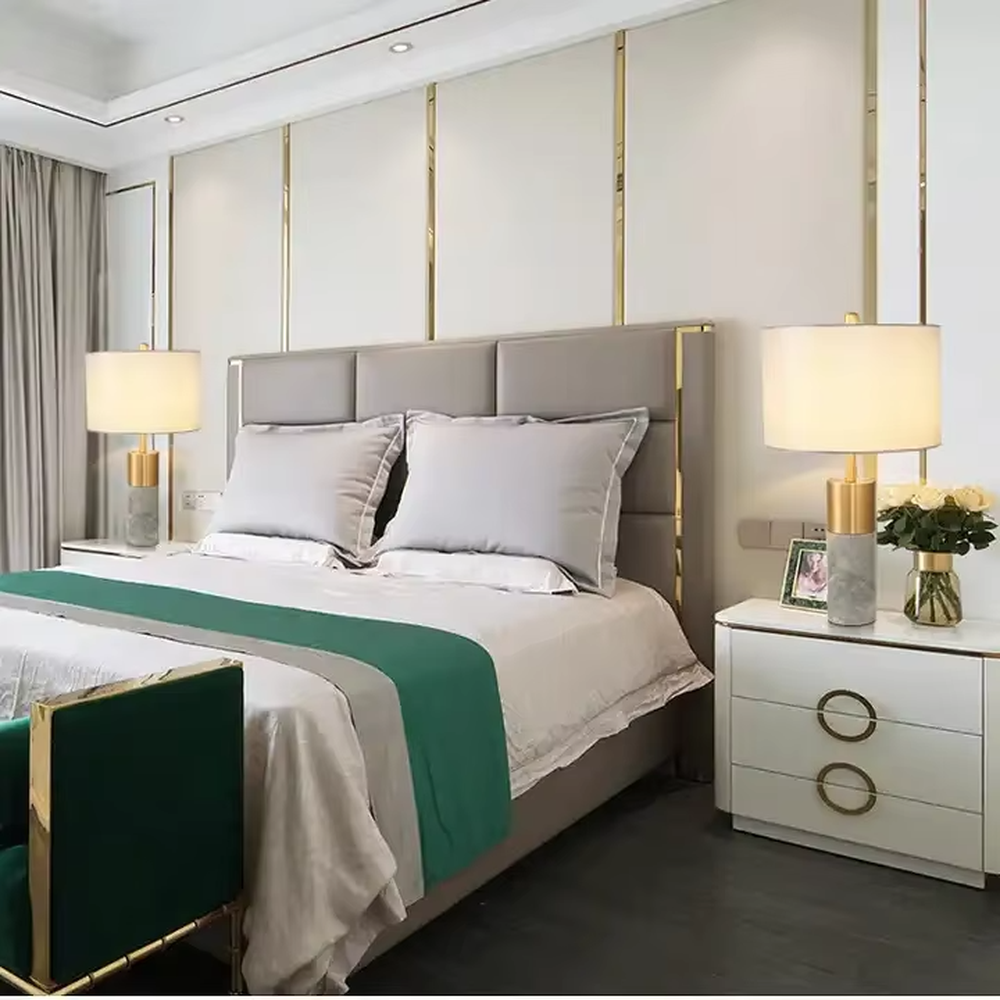 This light luxury modern table lamp features a lamp post made of black marble and gold metal, paired with an off-white fabric cylindrical lampshade. It has a calm and elegant shape, serves both lighting and decorative purposes, and is ideal for bedroom bedside tables, living room side tables, hotel guest rooms and light luxury commercial spaces.