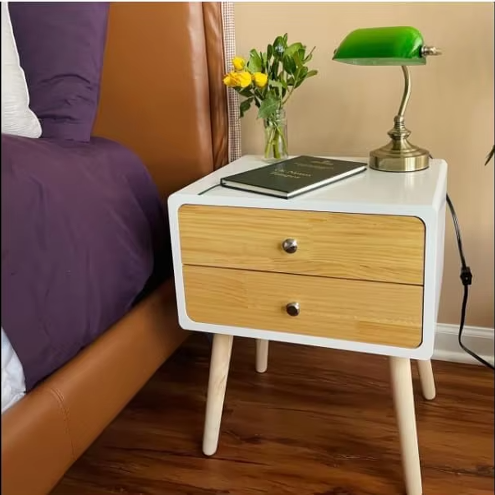 Vintage industrial-style semi-circular green shade brass adjustable table lamp, bright green shade + brass stand + warm light effect, suitable for vintage spaces to create nostalgic atmosphere.