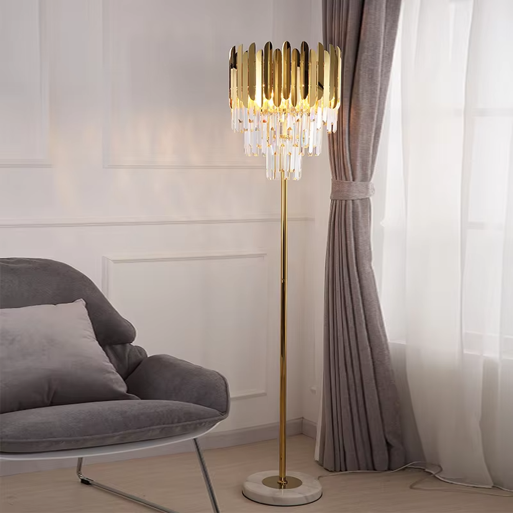 Light luxury gold sheet crystal table lamp (gold metal sheet lampshade + crystal pendants + marble base), warm light effect, creating a luxurious and high-end home atmosphere.