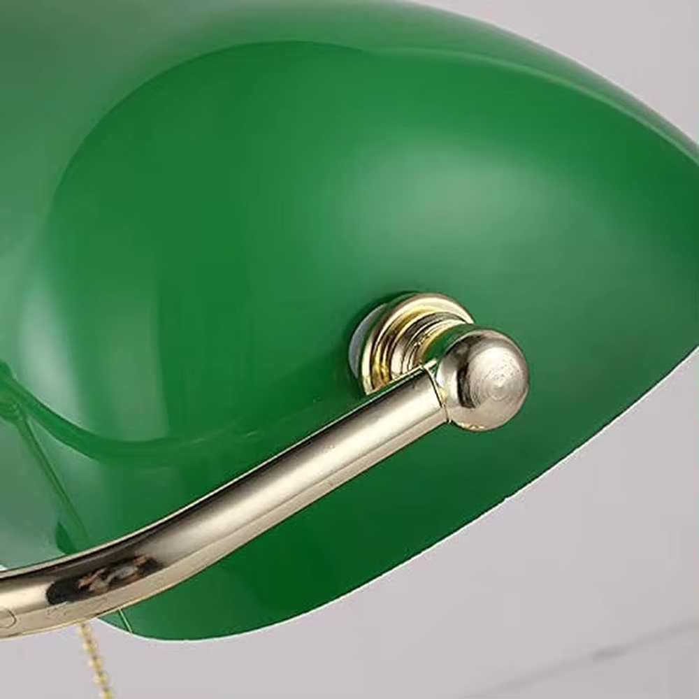 Vintage industrial-style semi-circular green shade brass adjustable table lamp, bright green shade + brass stand + warm light effect, suitable for vintage spaces to create nostalgic atmosphere.