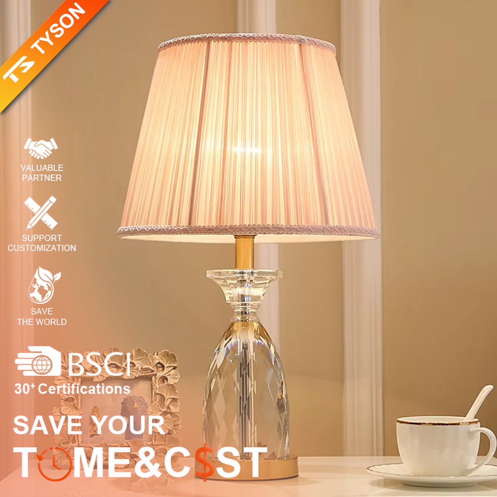 Light luxury crystal table lamp, with a diamond-cut crystal base, pink pleated fabric lampshade and gold metal details, providing soft and warm light, designed to enhance the elegant atmosphere of spaces, suitable for bedroom nightstands, living room side tables, princess rooms, etc.