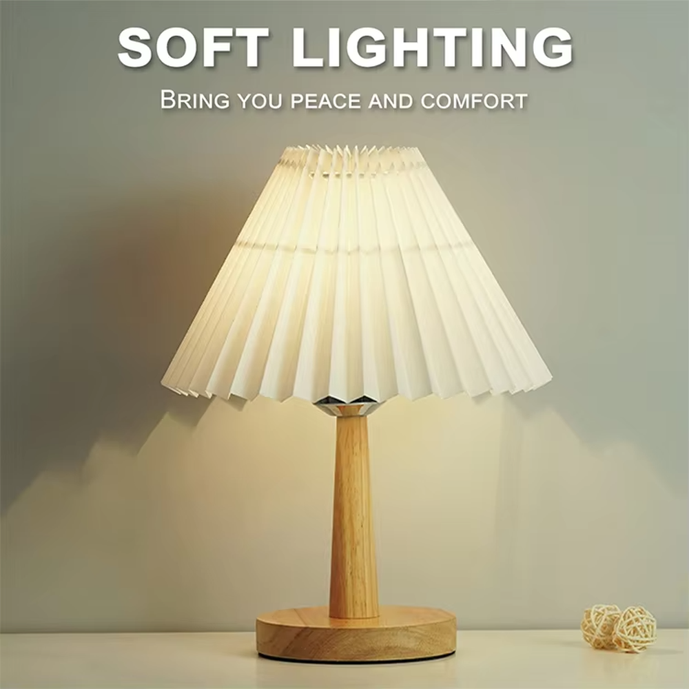 Vintage floral origami table lamp (wooden base + printed origami lampshade), warm light effect, creating a warm and vintage home atmosphere.