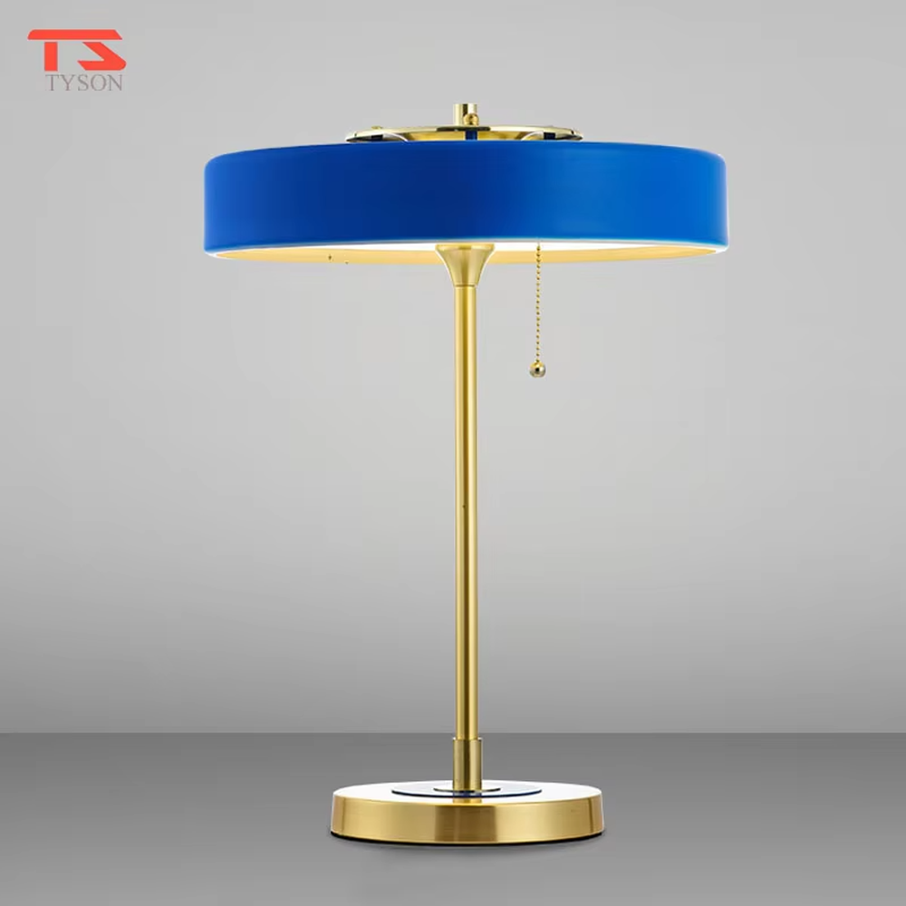 Modern light luxury black-gold round shade metal pole table lamp, warm light effect, creating an exquisite minimalist home atmosphere.