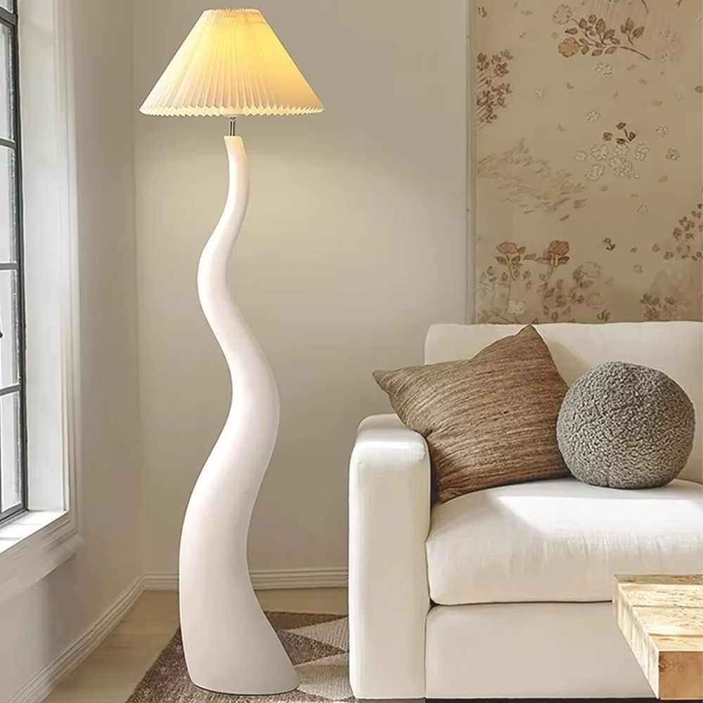 This is a natural artistic wooden curved floor lamp, with a light wood irregular curved bracket and a pleated fabric lampshade, featuring a strong sense of art and natural atmosphere. It is used for space lighting and decoration, creating a natural artistic ambiance. It is suitable for Nordic-style home living rooms, art homestays, creative studios and other places.