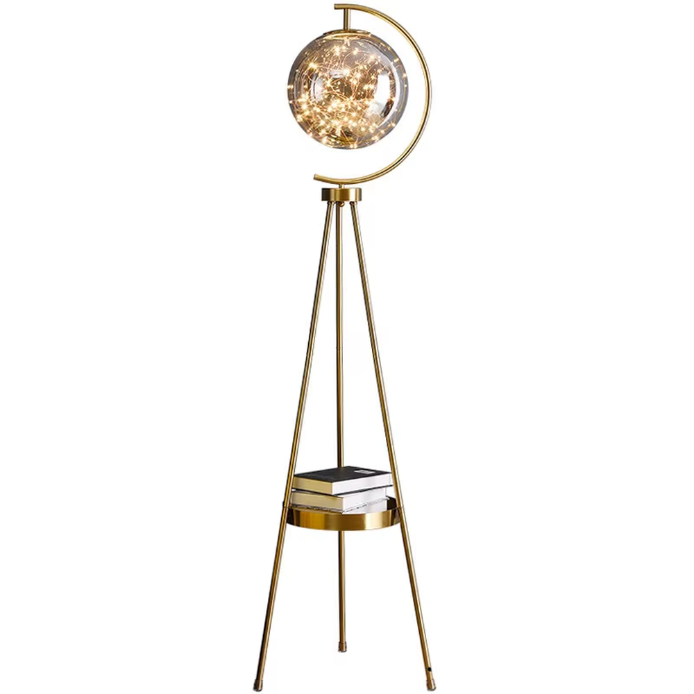 This is a light luxury modern-style golden tripod glass ball floor lamp, with a golden tripod structure, a transparent glass ball (with built-in light string) and a small tray, featuring an exquisite light luxury design, warm lighting. It is used for space lighting and decoration, creating a light luxury and warm atmosphere. Suitable for modern light luxury living rooms, bedroom corners, Nordic-style homes and other places.