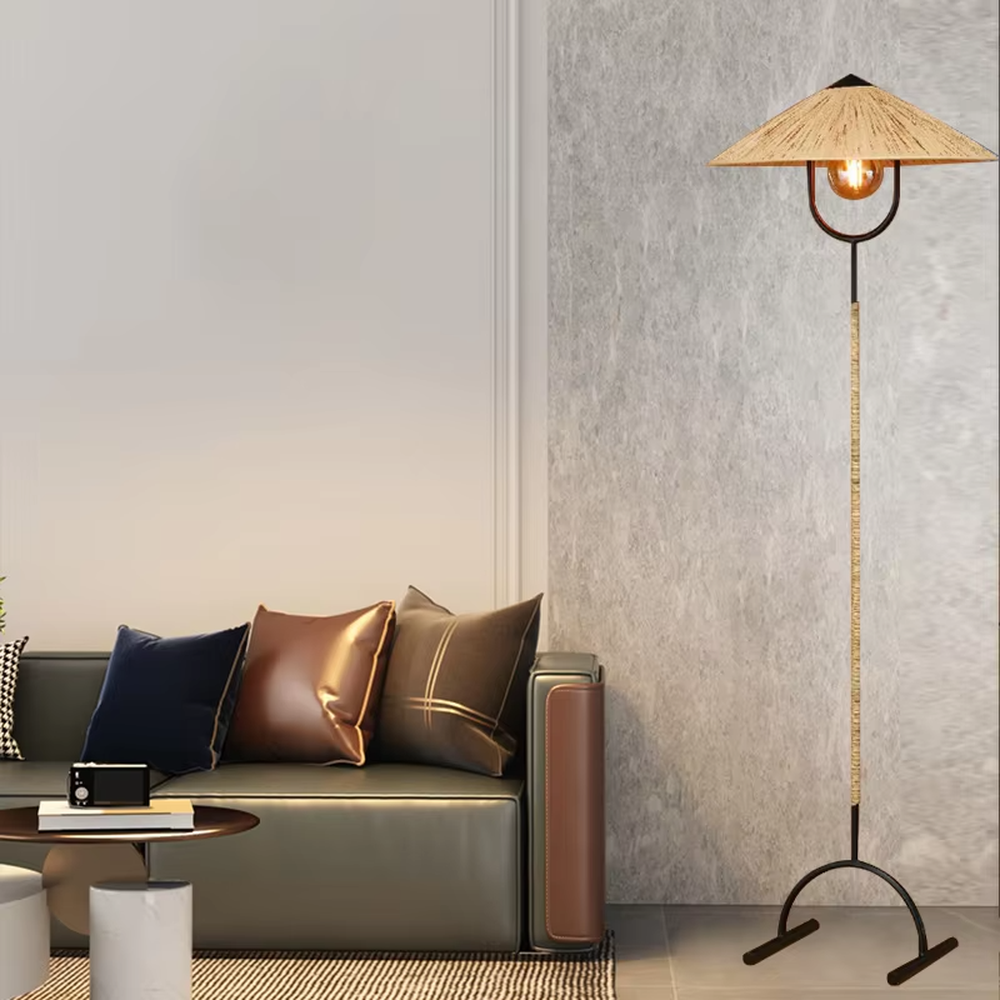 This is a retro-style woven floor lamp, with a black metal stand (curved base) and a woven-textured conical lampshade, featuring a retro bulb design, natural retro style and unique texture. It is used for space lighting and decoration, creating a warm retro natural atmosphere. It is suitable for retro-style home living rooms, leisure areas, art studios and other places.
